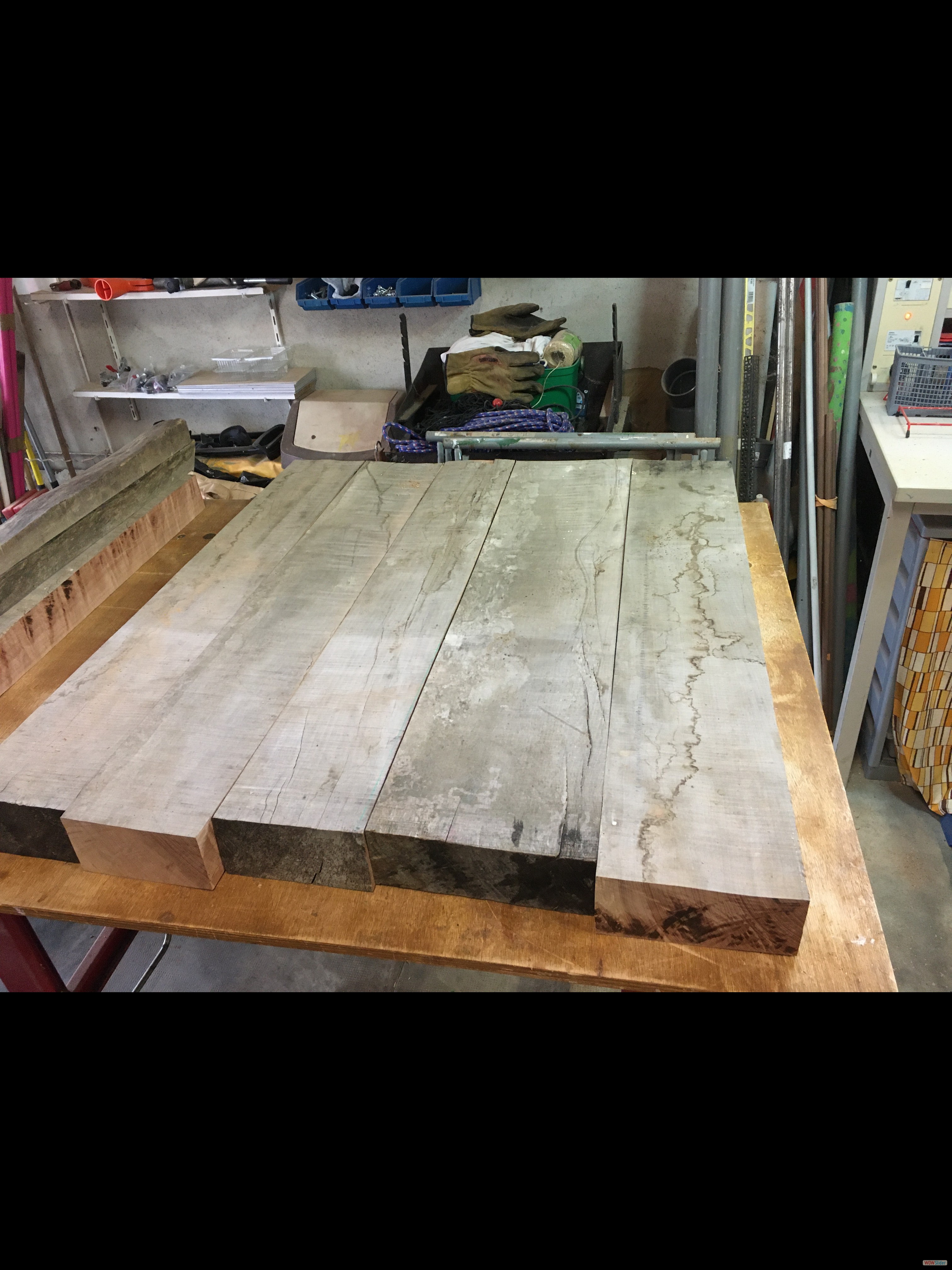 Débit pour le plateau de la table.