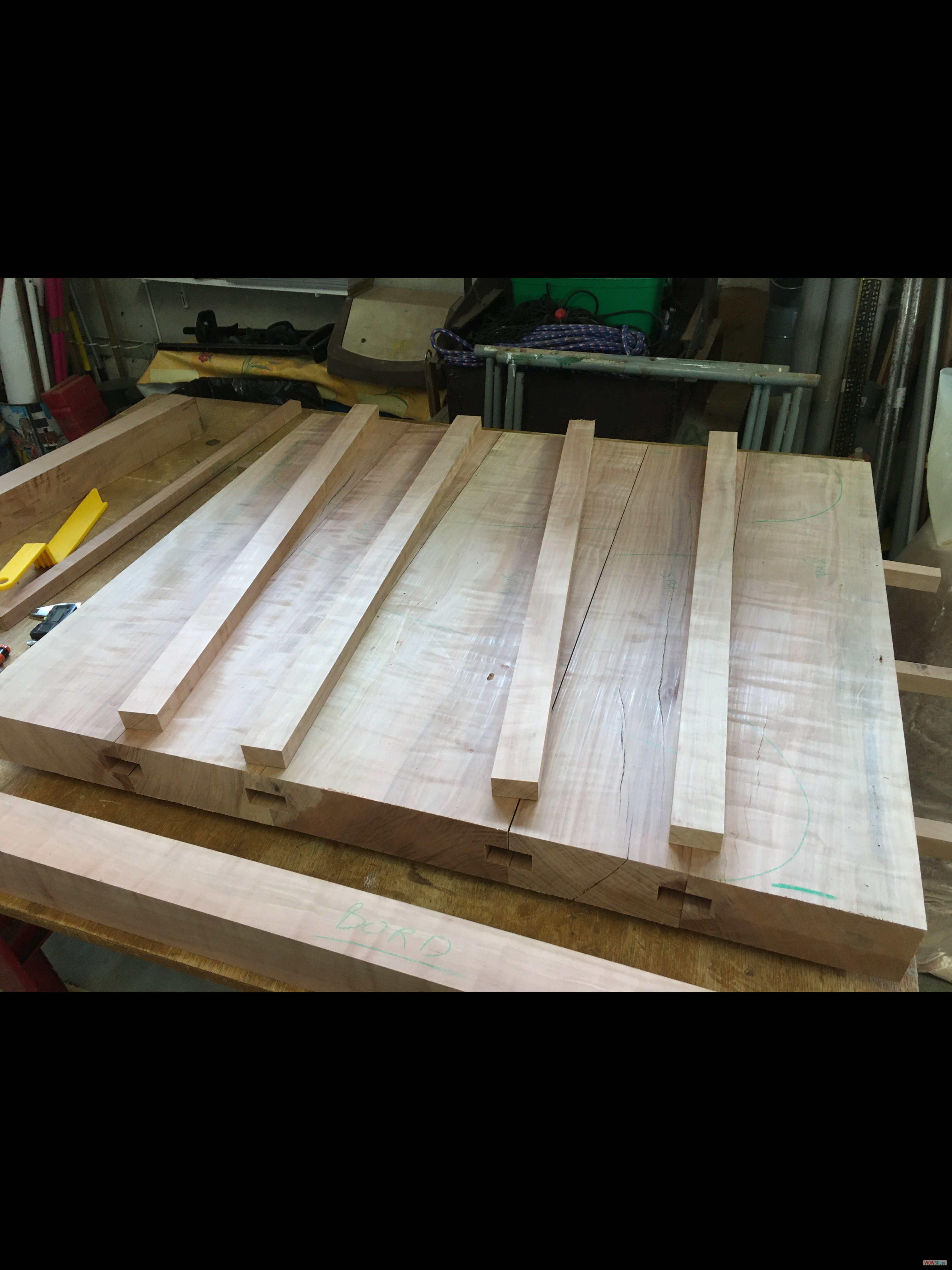 Languettes pour le collage du plateau.