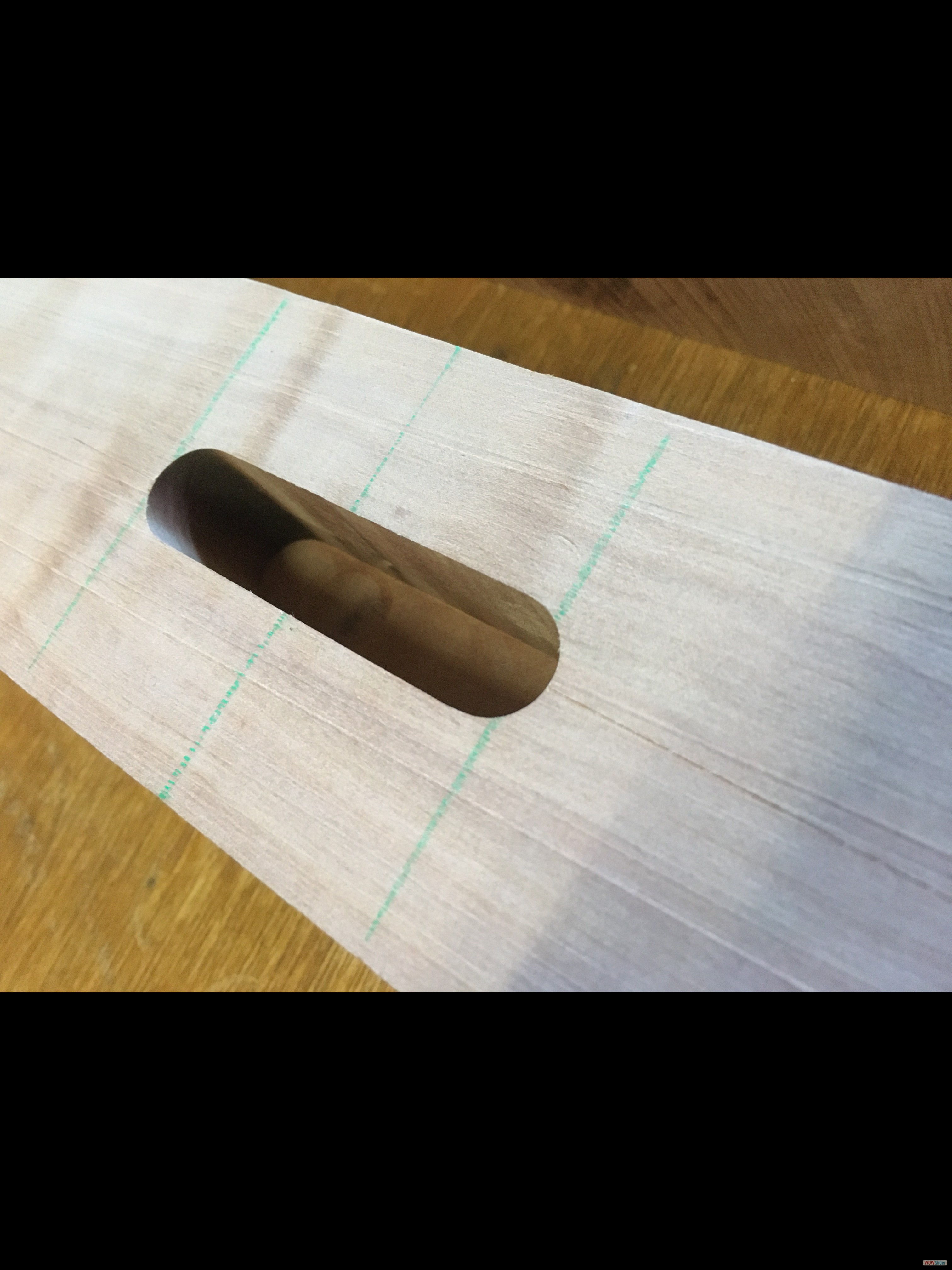 Mortaise pour les bords du dessus de table.