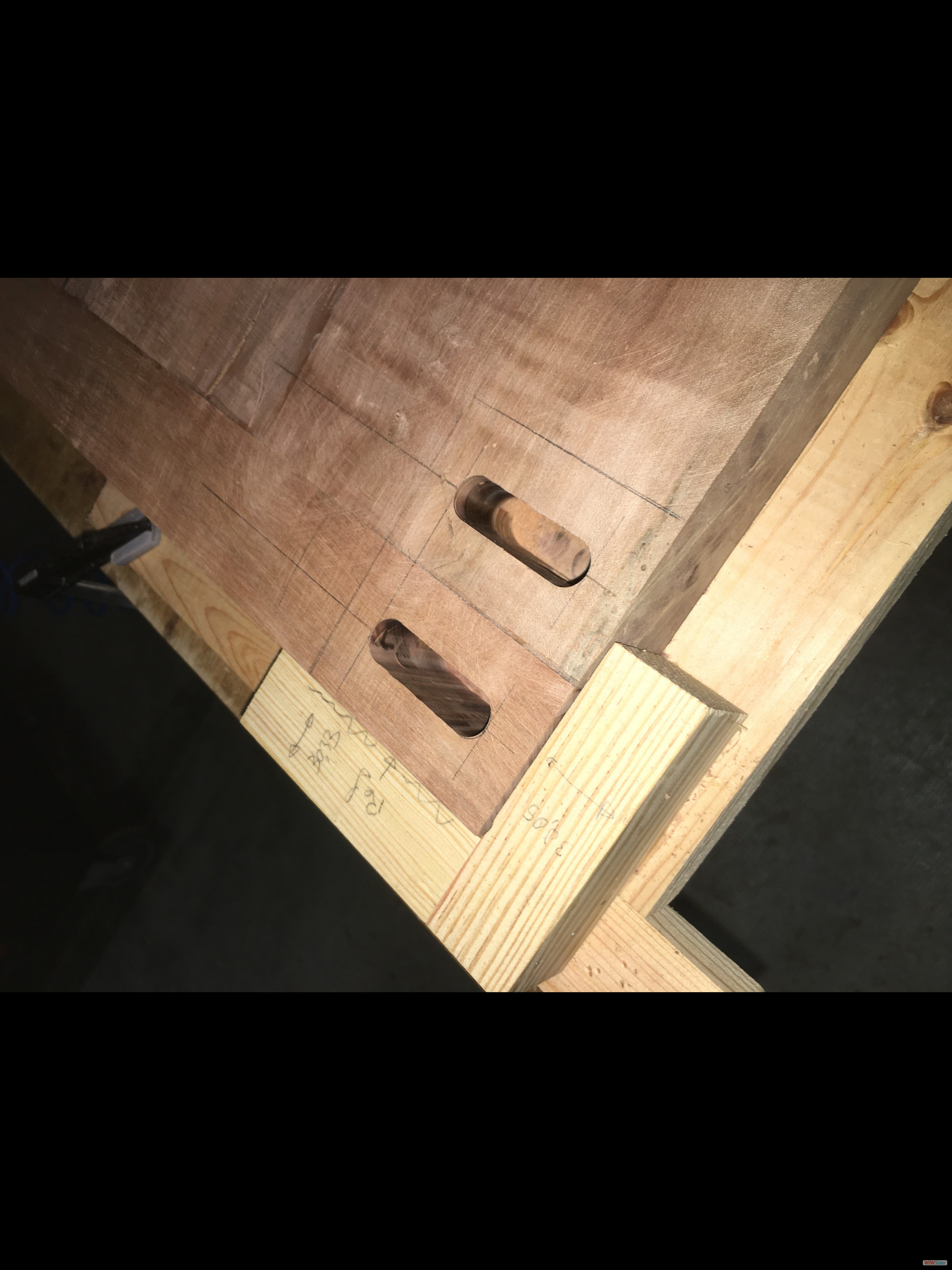 Réalisation des mortaises avec une défonceuse.