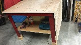 Avec une petite étagère.