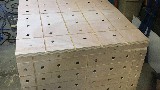 Plein, plein de fixations avec perçages et rainures.